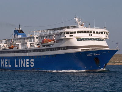 Με μία μηχανή, λόγω βλάβης, εκτελεί δρομολόγιο το «Aqua Jewel»